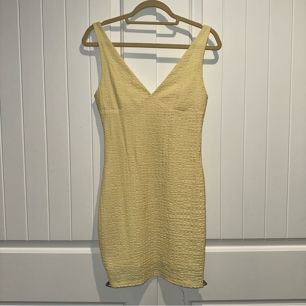 Elegant Yellow Sleeveless Dress